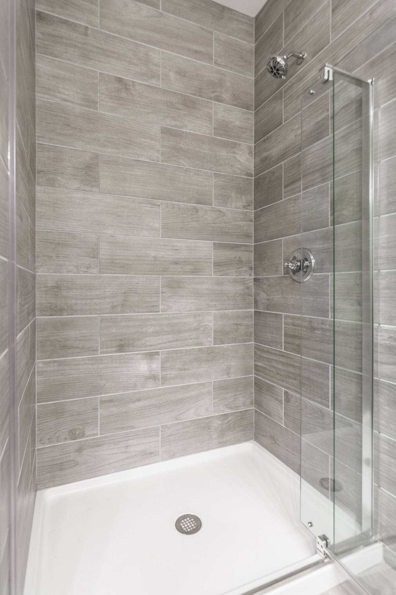 1566 Old Gallatin Road Portland, TN 37148 - Photo 40 of 49 a bathroom with a bathtub