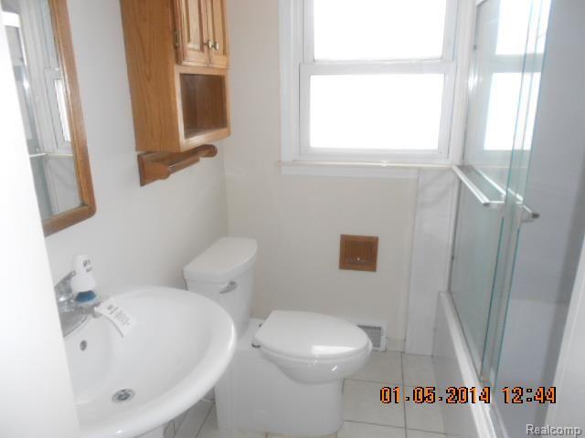1061 Michelson Road Rochester, MI 48307 - Photo 7 of 10 mbath.jpg