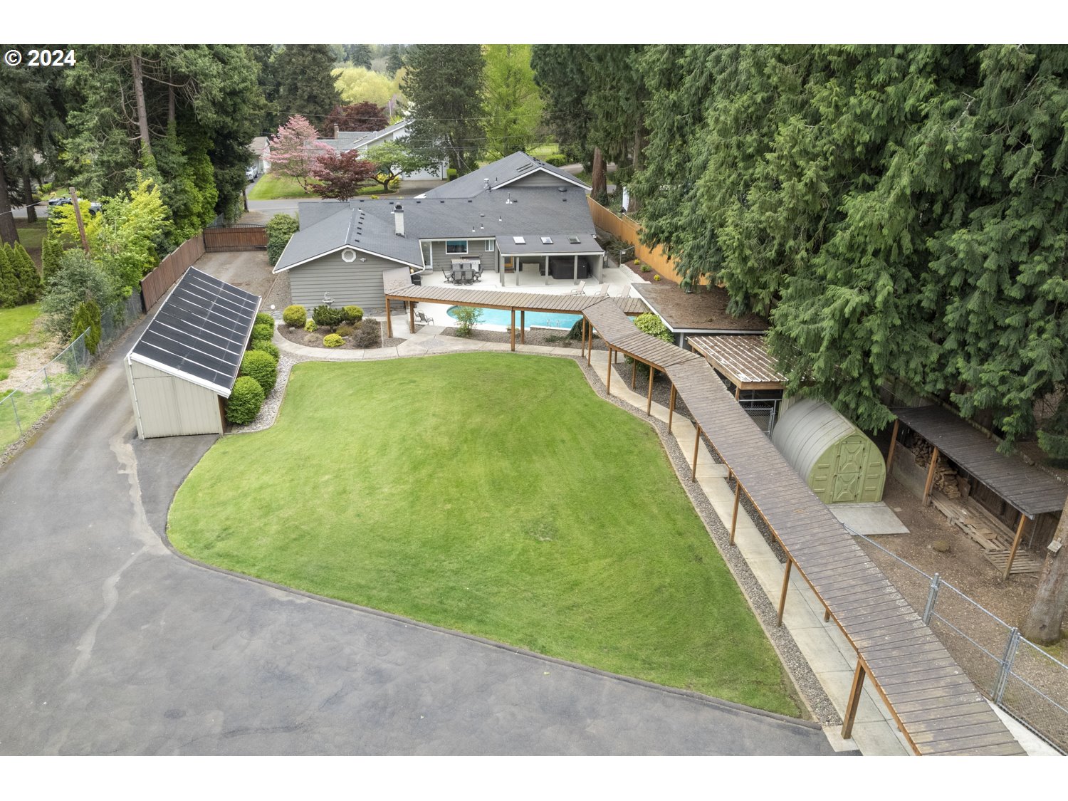8857 Southwest Edgewood Street Tigard, OR 97223 - Photo 43 of 48 a view of a swimming pool with garden