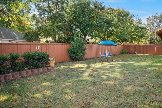 a view of a backyard