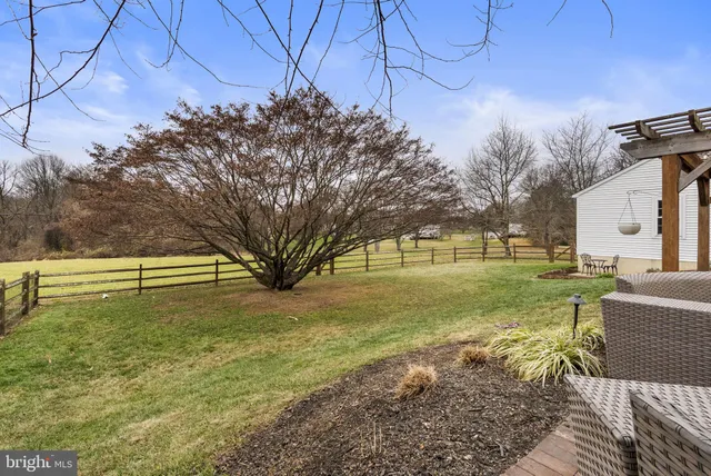 a view of a yard with a house