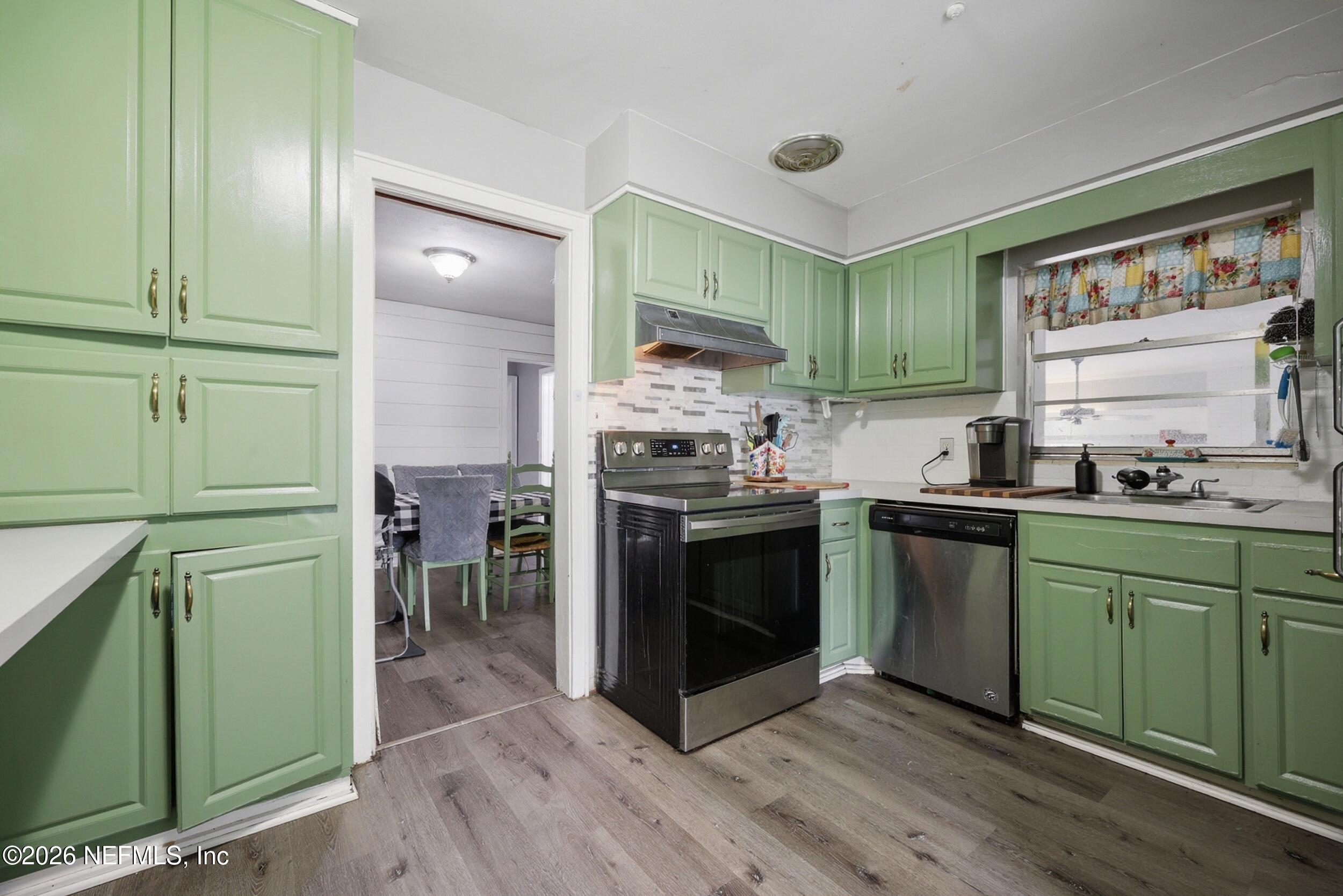 101 Cedar Street Palatka, FL 32177 - Photo 8 of 43 a kitchen with granite countertop a stove and a sink