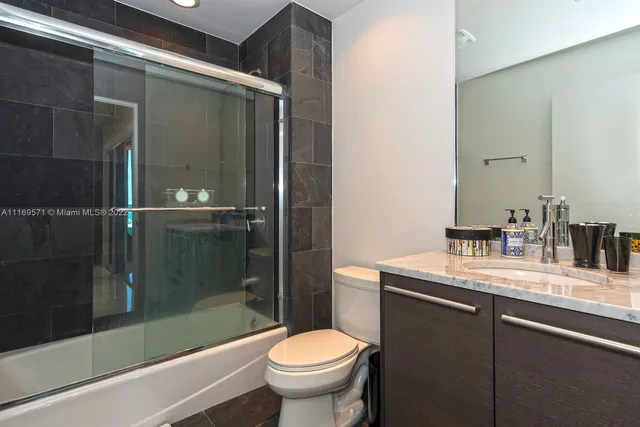 a view of entryway with elevator