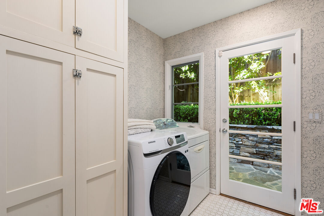 3354 Mandeville Canyon Road Los Angeles, CA 90049 - Photo 34 of 63 a view of a bedroom with washer and dryer