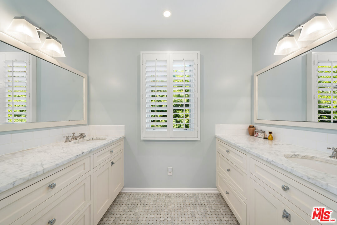 3354 Mandeville Canyon Road Los Angeles, CA 90049 - Photo 40 of 63 a bathroom with a sink and a mirror