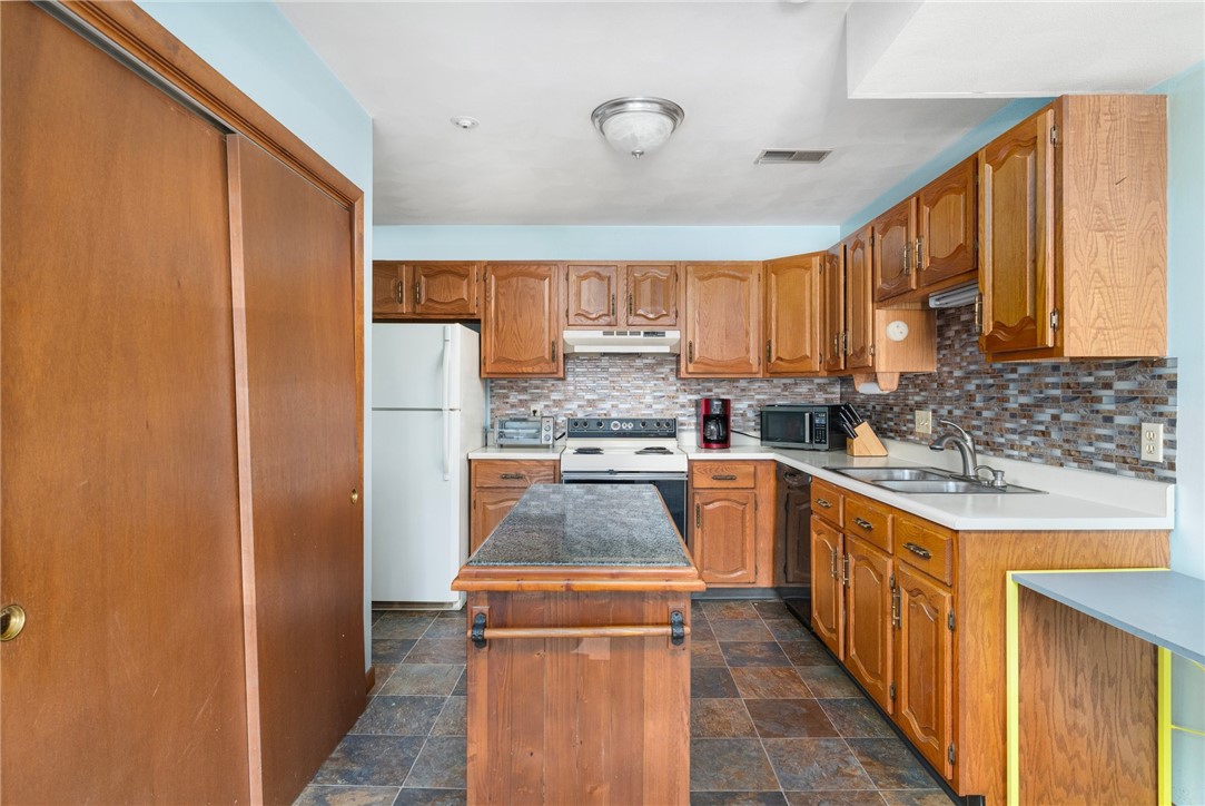 32 Kristee Circle West Warwick, RI 02893 - Photo 5 of 17