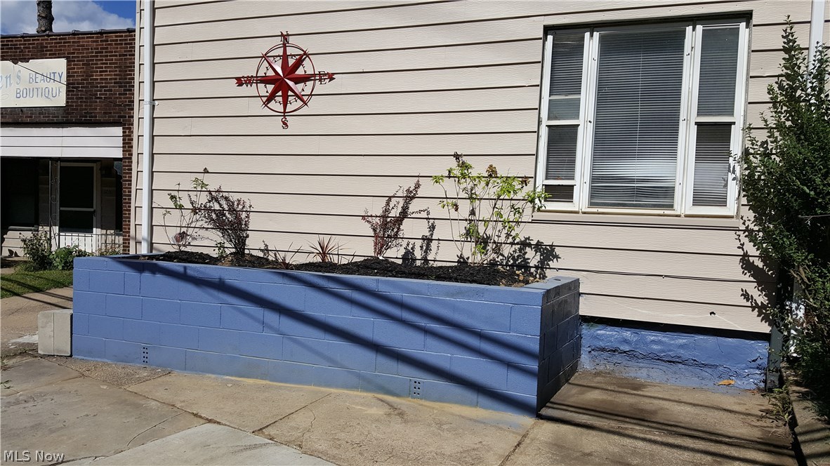 862 Walnut Road Southeast Massillon, OH 44646 - Photo 2 of 22 Raised planter allows for a small garden.