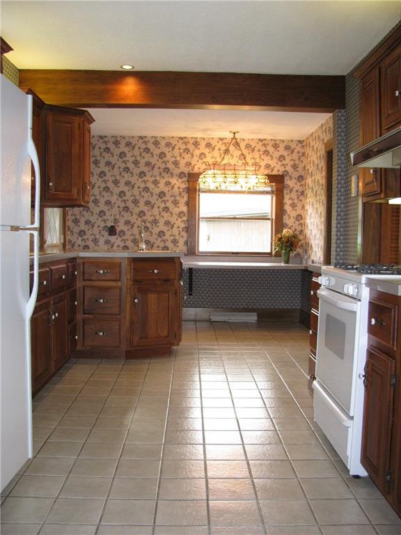 783 Mercer Road Greenville, PA 16125 - Photo 10 of 25 Breakfast area in kitchen .