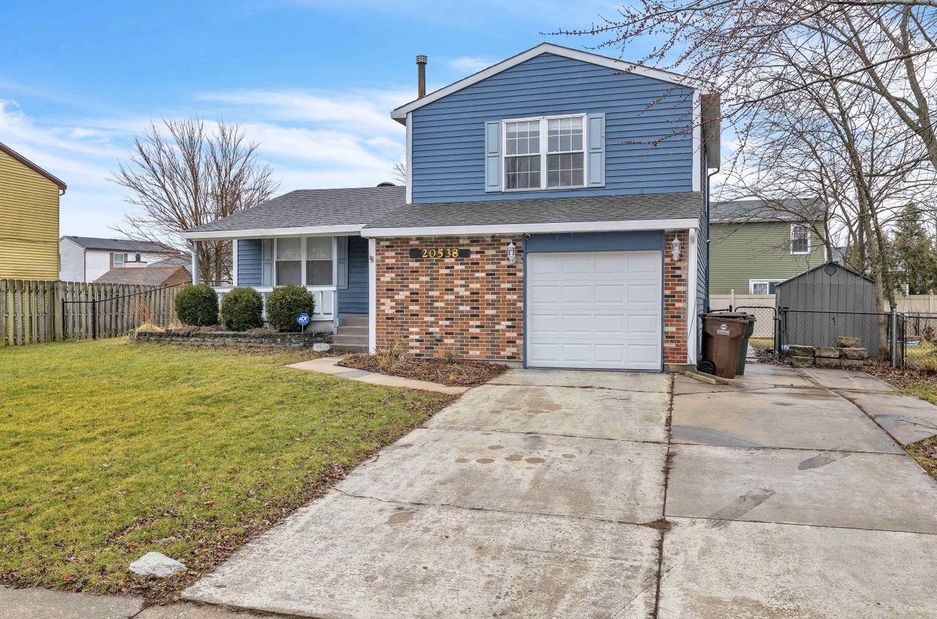 20538 South Frankfort Square Road Frankfort, IL 60423 - Photo 2 of 27 a front view of a house with garden