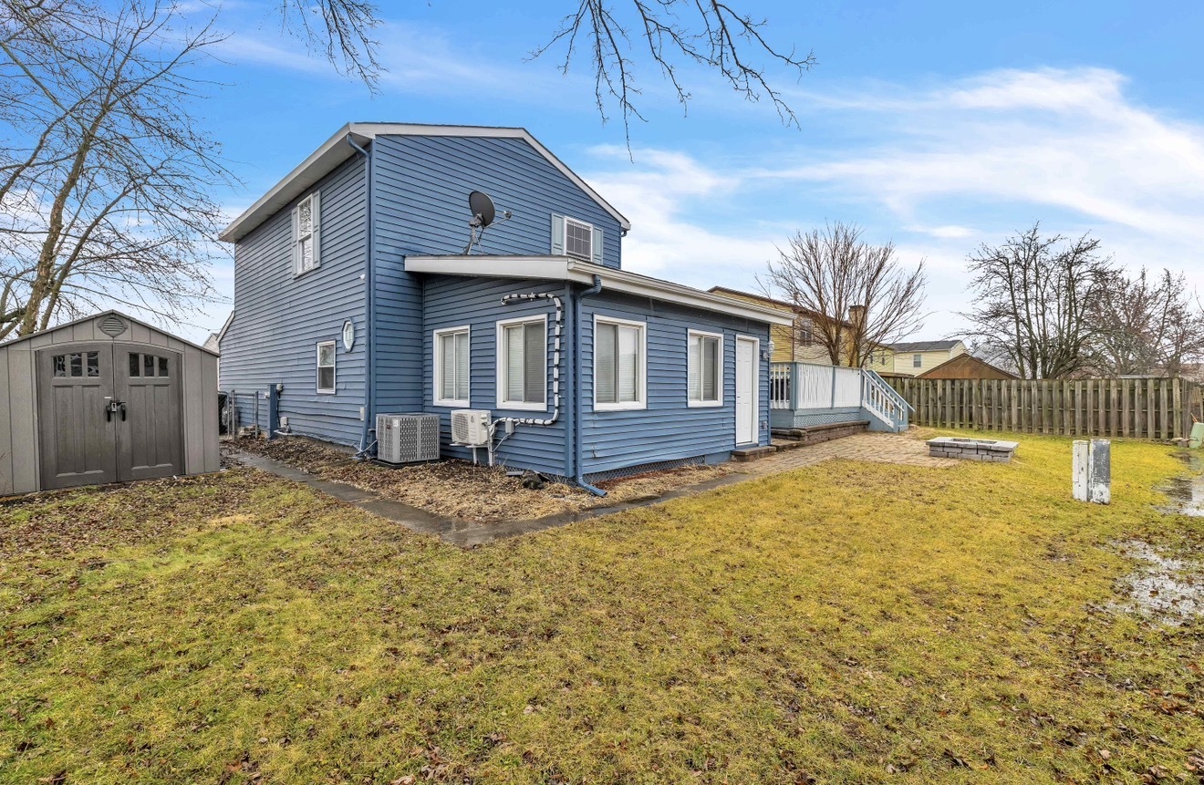 20538 South Frankfort Square Road Frankfort, IL 60423 - Photo 21 of 27 a house view with swimming pool in front of it