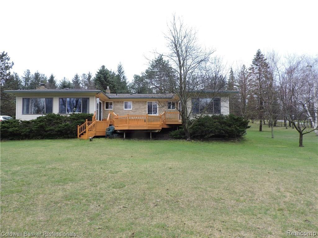 7000 Oakhill Road Clarkston, MI 48348 - Photo 10 of 47 A great deck for relaxing and entertaining.