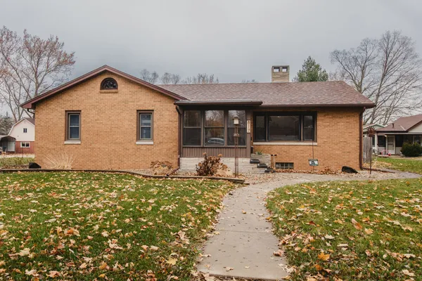 a view of a house with a yard