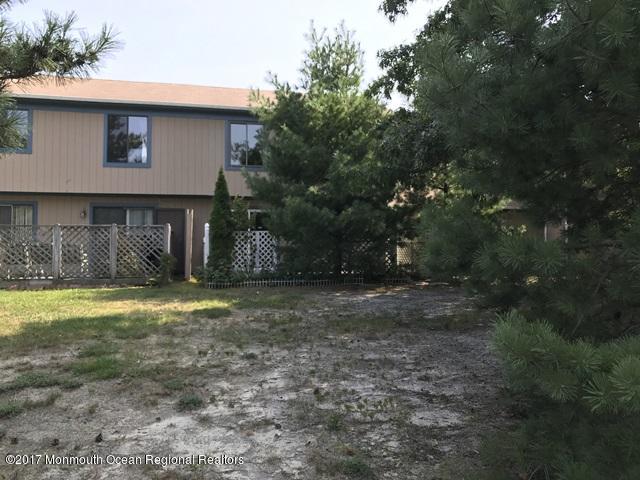 14 Swallow Lane, Unit 14 Howell, NJ 07731 - Photo 3 of 26 352-548921yard