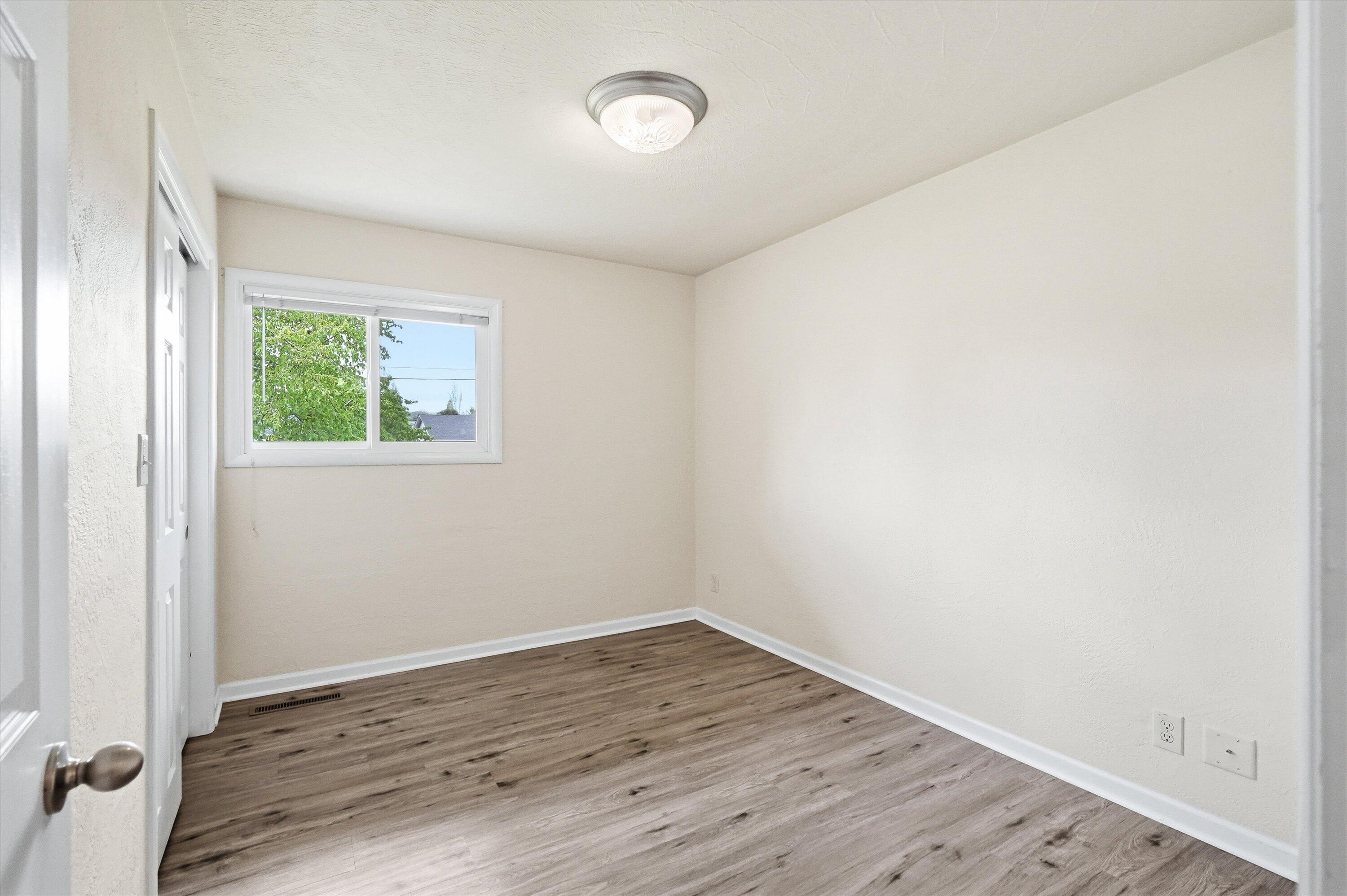 689 South Modoc Avenue Medford, OR 97504 - Photo 19 of 47 Bedroom #1