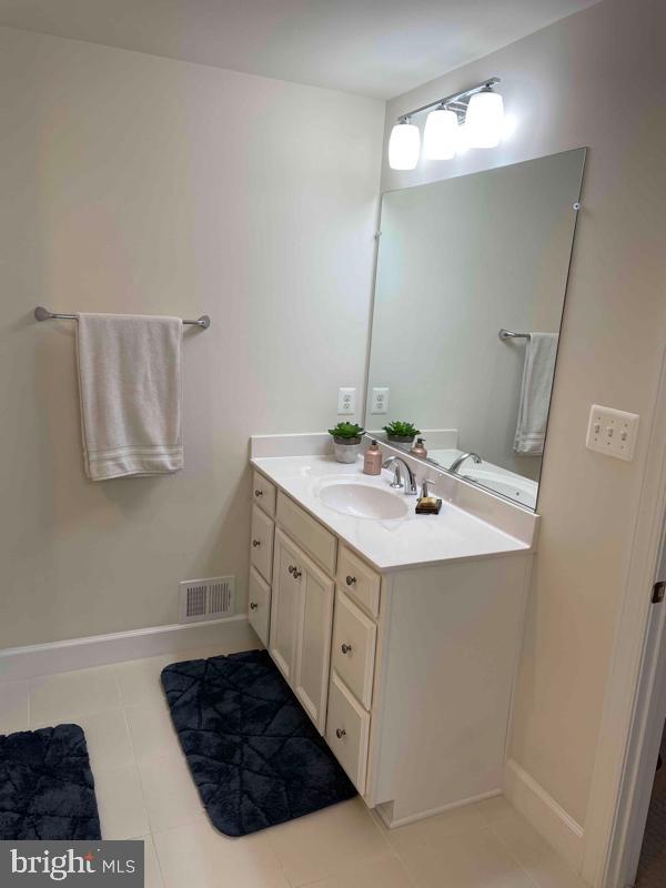 2821 Duvall Ridge Road, Unit 537 Hyattsville, MD 20785 - Photo 7 of 13 Modern bathroom with sleek finishes.