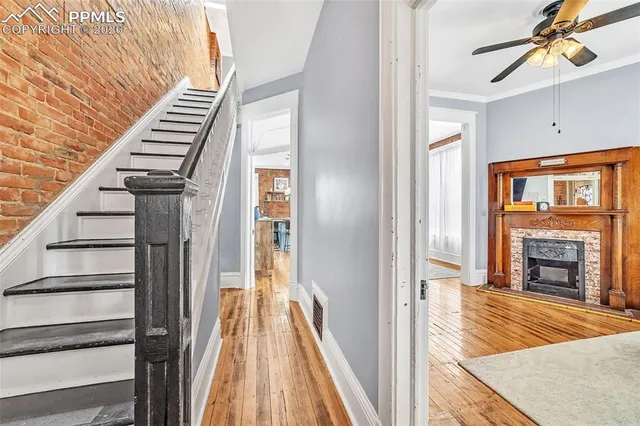 a view of entryway and kitchen