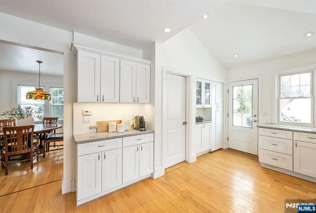 $869,000 | 33 Homewood Avenue, Allendale, NJ 07401