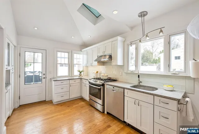 $869,000 | 33 Homewood Avenue, Allendale, NJ 07401