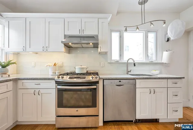 $869,000 | 33 Homewood Avenue, Allendale, NJ 07401