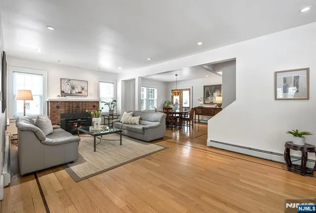 $869,000 | 33 Homewood Avenue, Allendale, NJ 07401