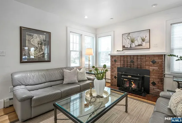 $869,000 | 33 Homewood Avenue, Allendale, NJ 07401