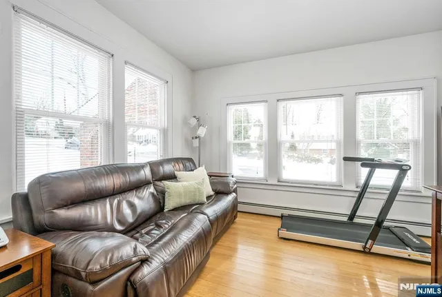 $869,000 | 33 Homewood Avenue, Allendale, NJ 07401