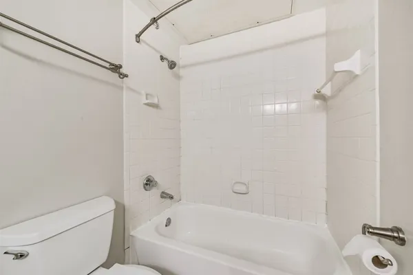 a view of a pathway with house on both side