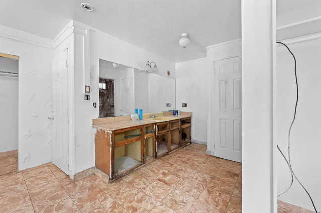 a view of empty room with window