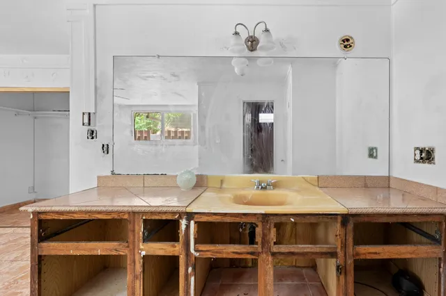 a view of an empty room and window