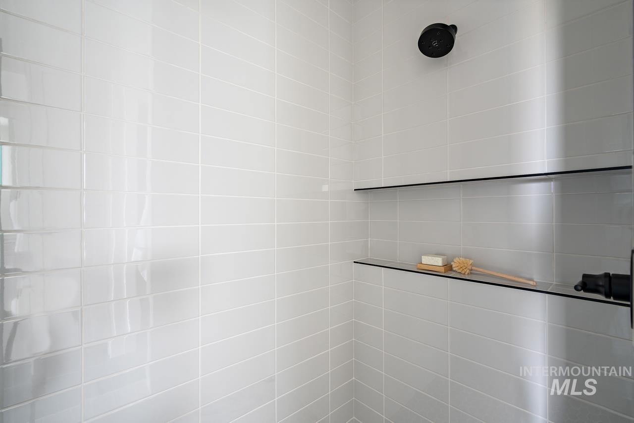 1101 East Crescendo Street Meridian, ID 83642 - Photo 31 of 31 Bathroom featuring a tile shower