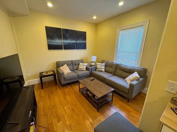 $6,600 | 208 Holland Street, Unit 2, Somerville, MA 02144