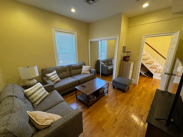 $6,600 | 208 Holland Street, Unit 2, Somerville, MA 02144