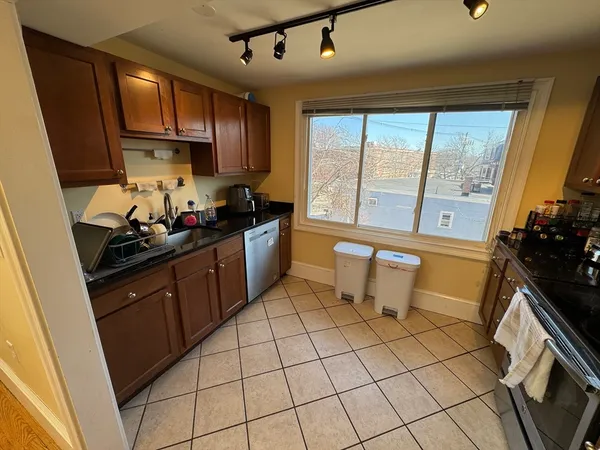$6,600 | 208 Holland Street, Unit 2, Somerville, MA 02144