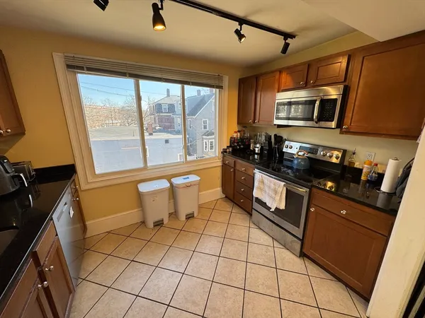 $6,600 | 208 Holland Street, Unit 2, Somerville, MA 02144