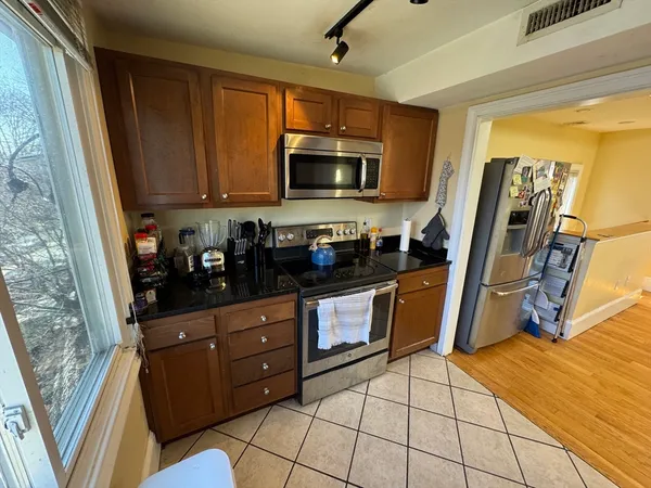 $6,600 | 208 Holland Street, Unit 2, Somerville, MA 02144