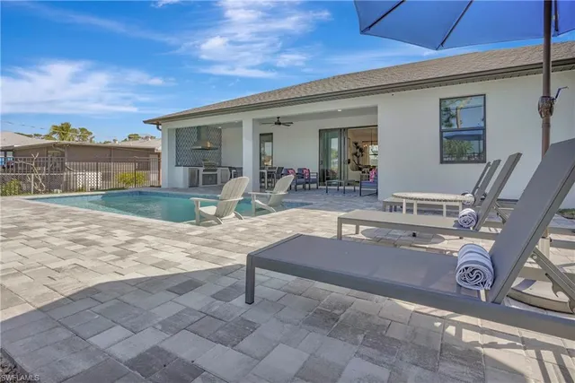 a view of a house with backyard