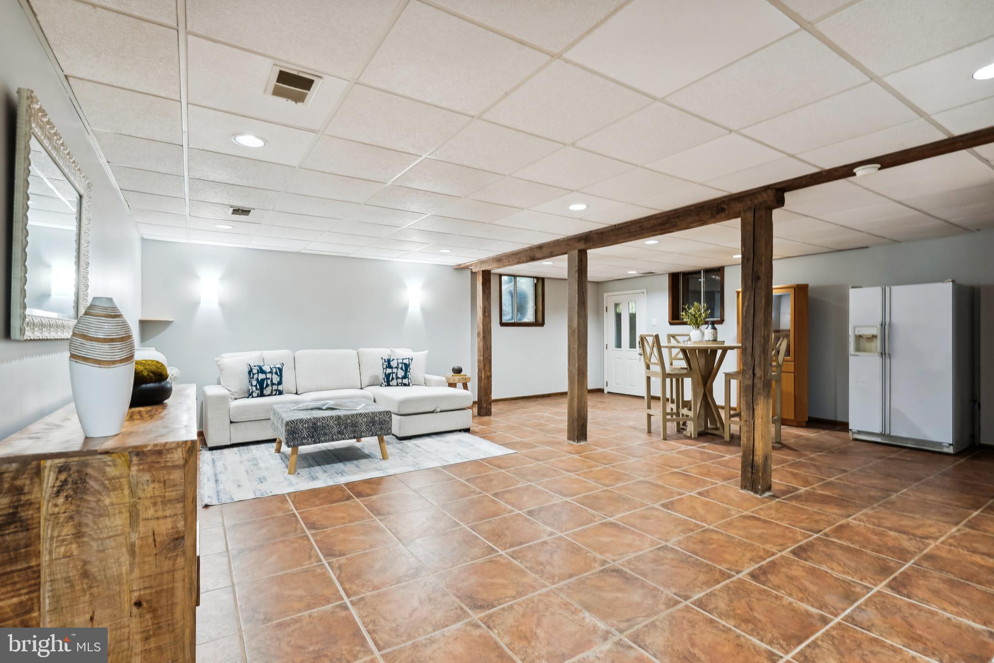 2559 Five Oaks Road Vienna, VA 22181 - Photo 36 of 55 a living room with furniture and a table