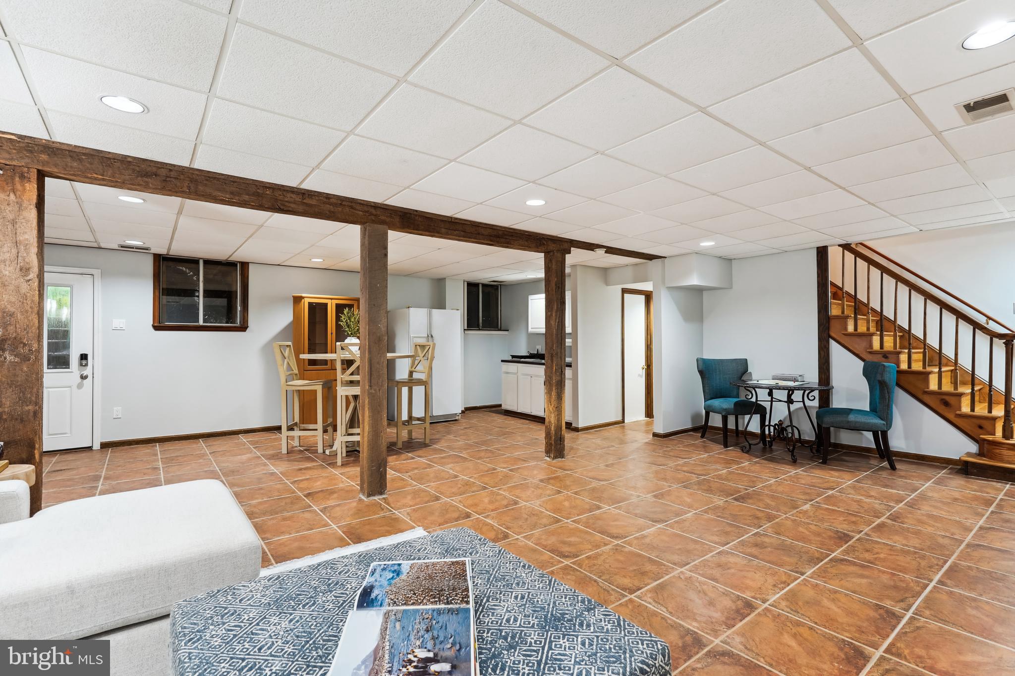2559 Five Oaks Road Vienna, VA 22181 - Photo 38 of 55 a living room with furniture and a table