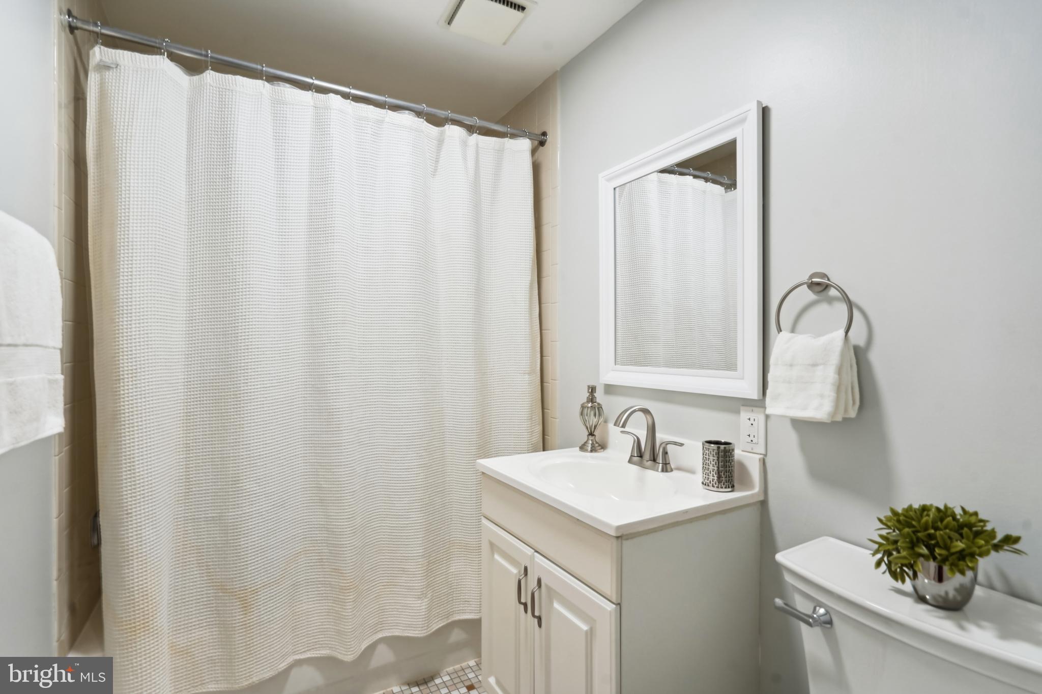 2559 Five Oaks Road Vienna, VA 22181 - Photo 39 of 55 a bathroom with a sink and a mirror