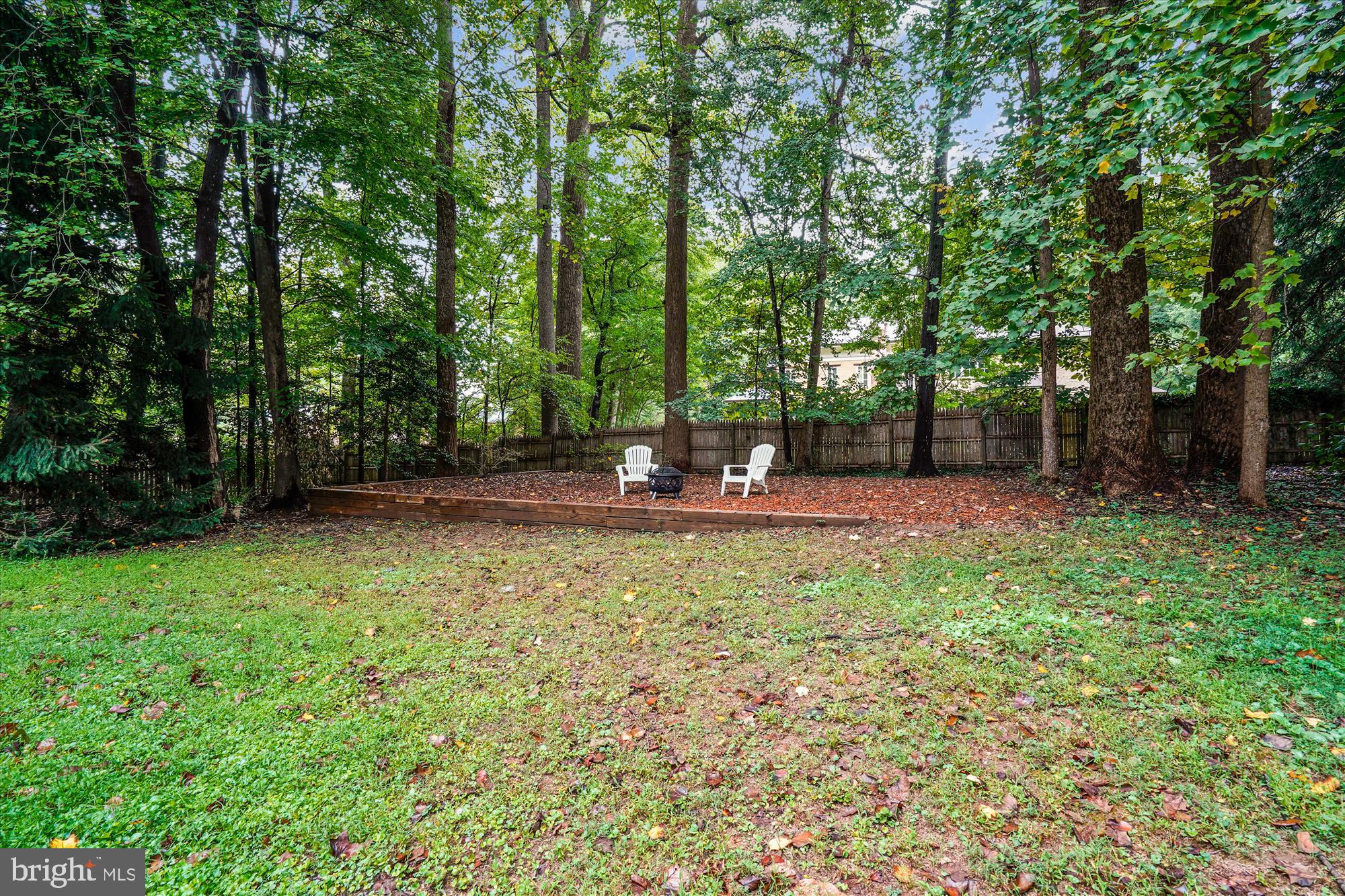 2559 Five Oaks Road Vienna, VA 22181 - Photo 46 of 55 a backyard of a house with lots of green space