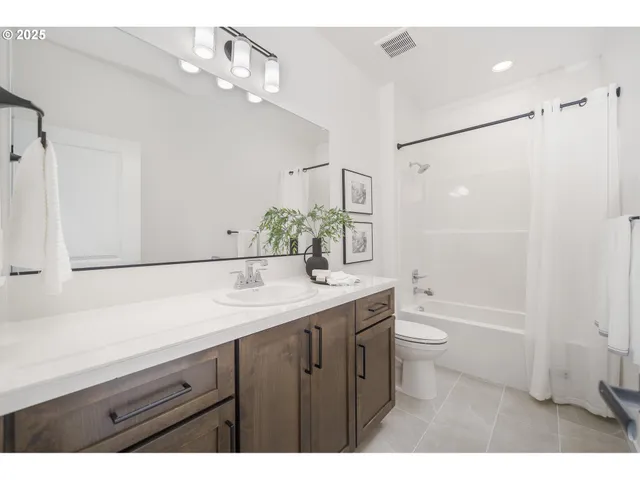 $649,900 | 2312 East Dalmation Drive, La Center, WA 98629