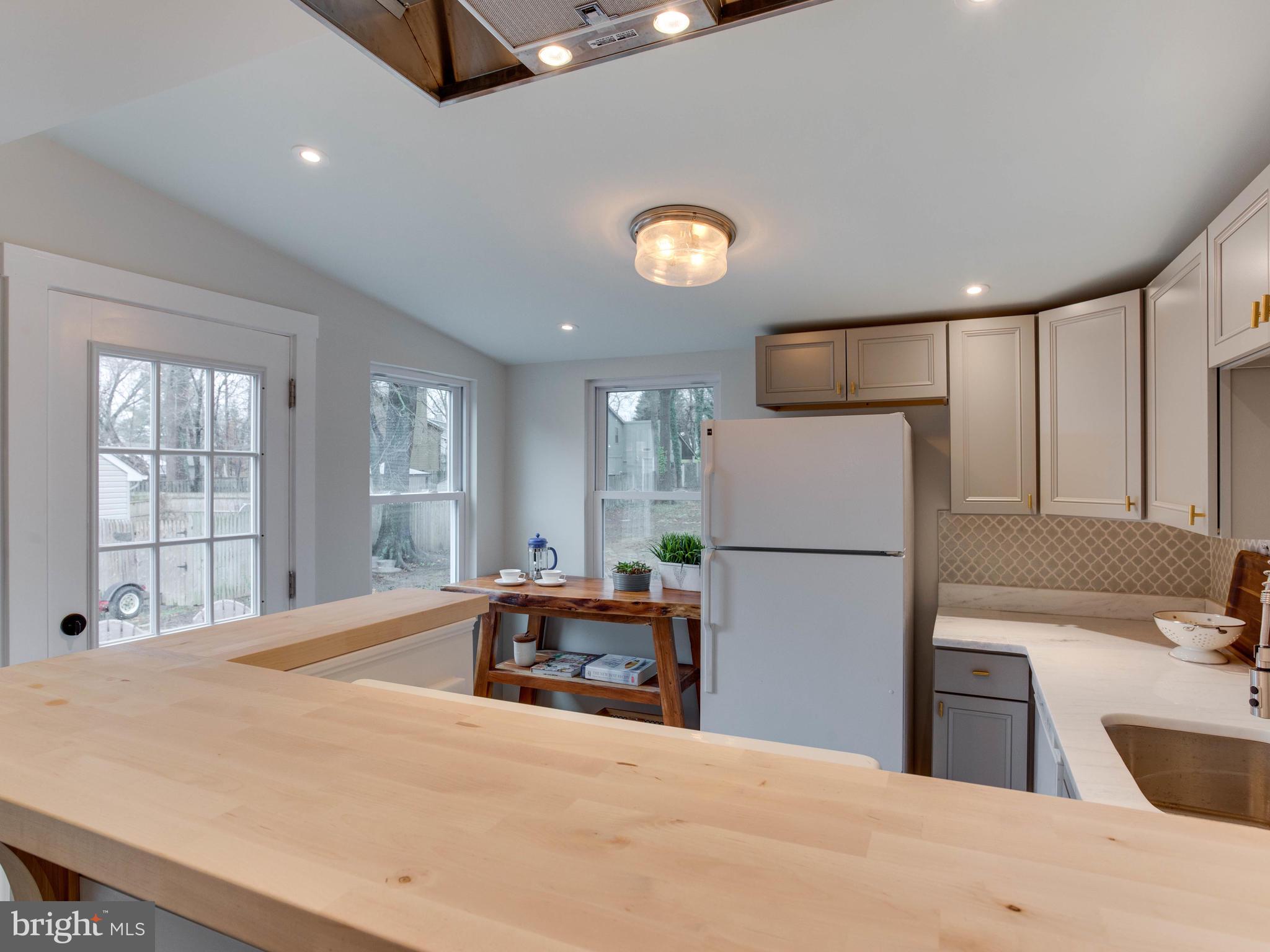 56 Silopanna Road Annapolis, MD 21403 - Photo 34 of 40 Breakfast bar in kitchen