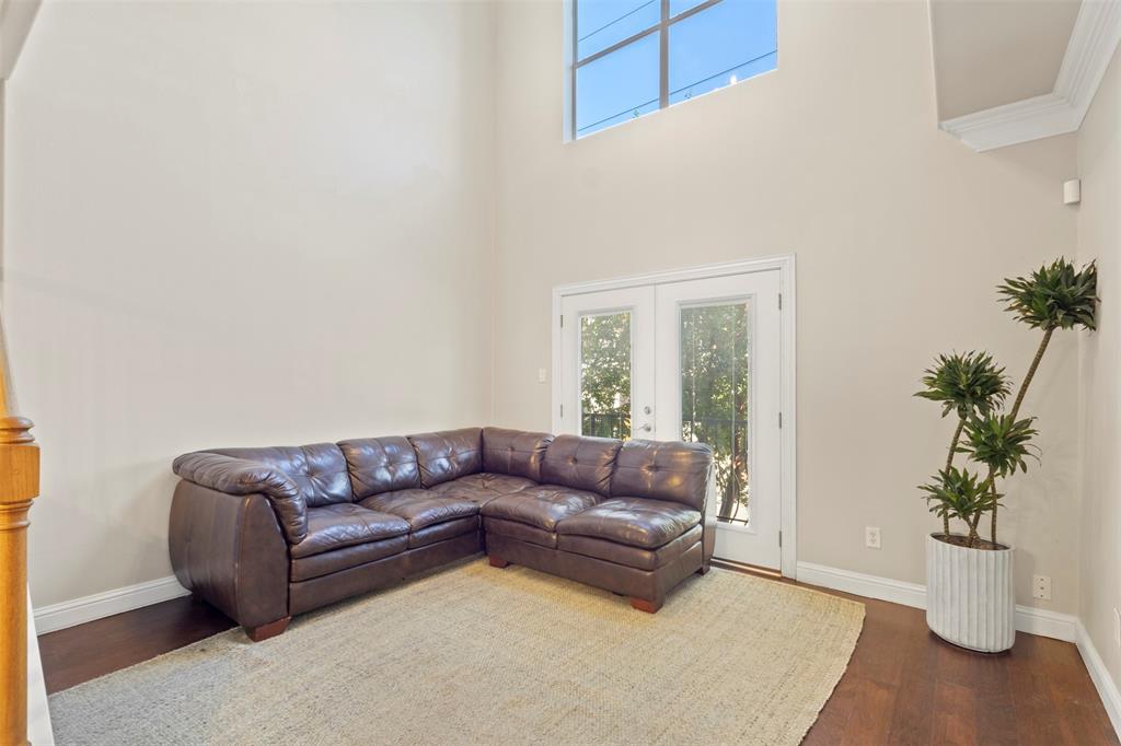 5617 Bryan Parkway, Unit 2 Dallas, TX 75206 - Photo 4 of 33 a living room with furniture and a potted plant