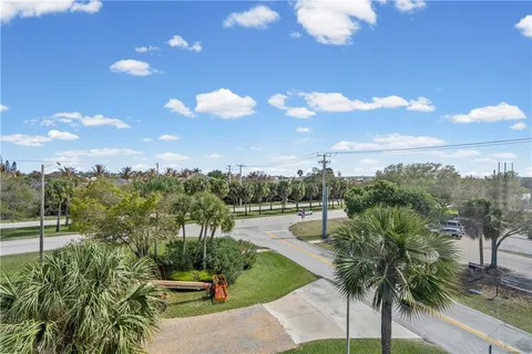 $215,000 | 2333 Indian River Boulevard, Unit 401, Vero Beach, FL 32960