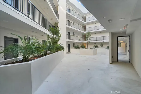 $1,920 | 8750 Sepulveda Boulevard, Unit 408, North Hills, CA 91343