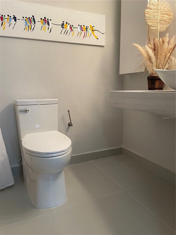 290 Av. Sta. Ana Guaynabo, Bayamón 00969 - Photo 17 of 23 a bathroom with a toilet and a sink