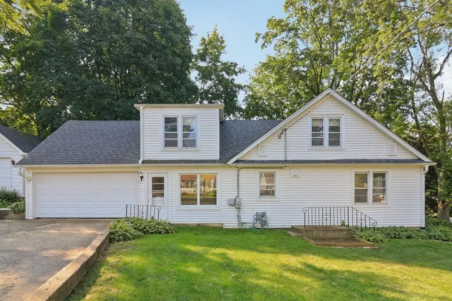 $2,350 | 1514 North Freund Avenue, McHenry, IL 60050