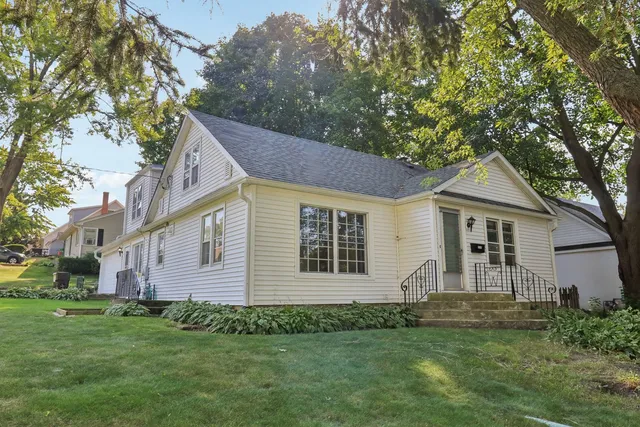 $2,350 | 1514 North Freund Avenue, McHenry, IL 60050