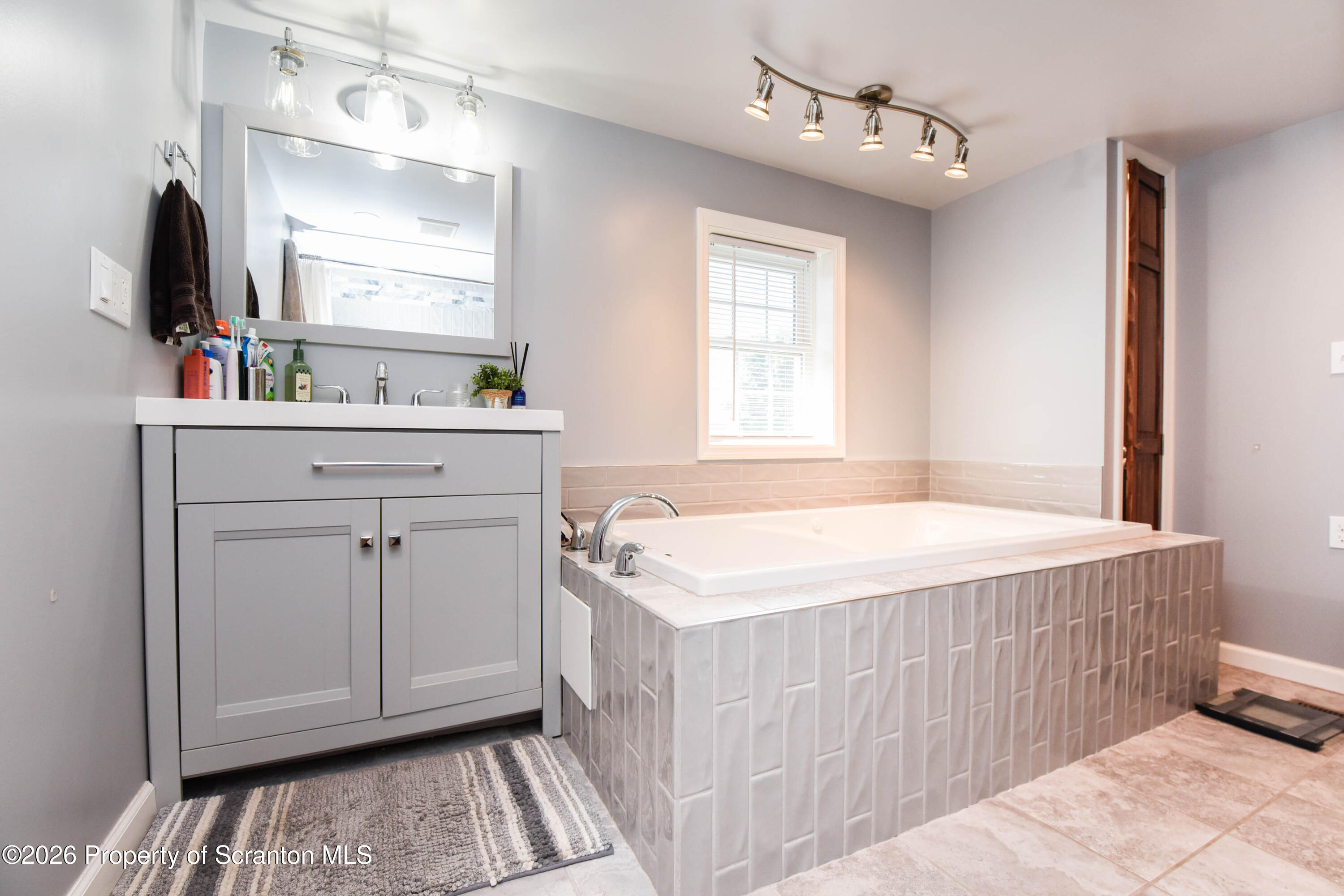 614 Warren Street Blakely, PA 18452 - Photo 31 of 44 Full Bathroom