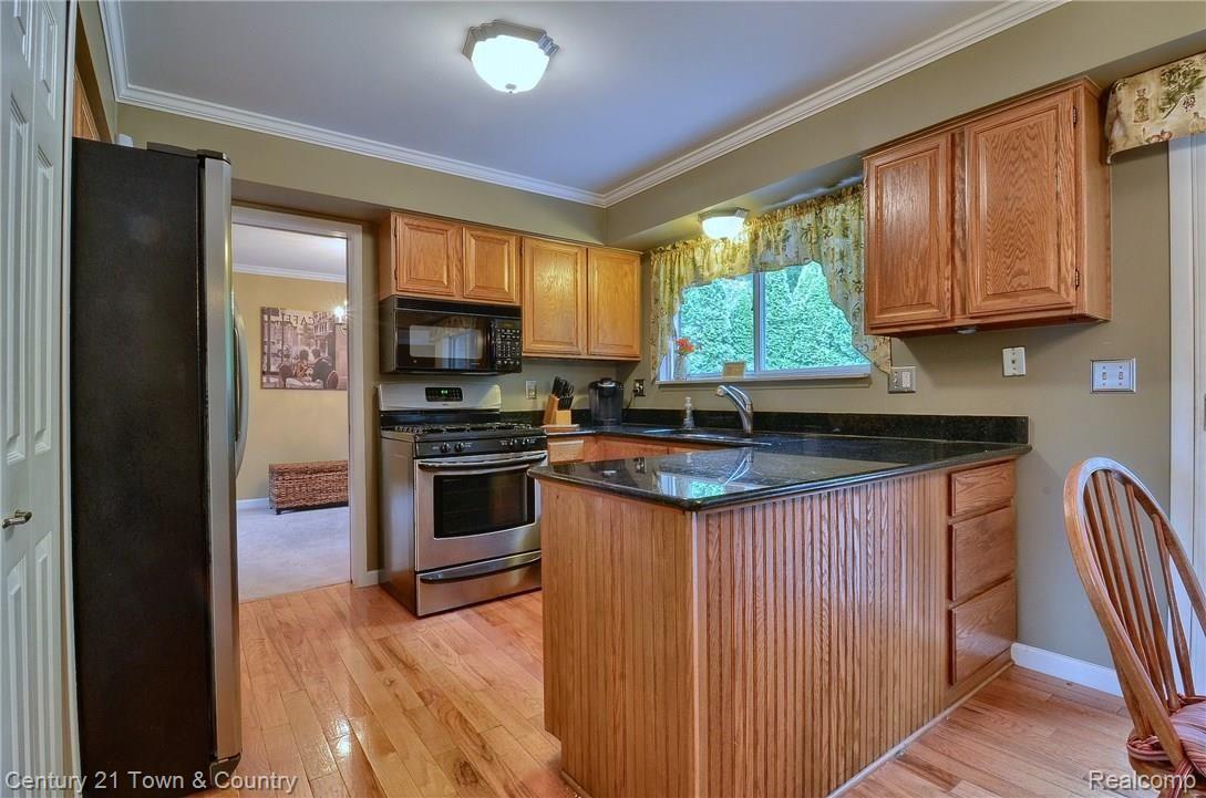 808 Lion Street Rochester, MI 48307 - Photo 8 of 32 Kitchen.jpg